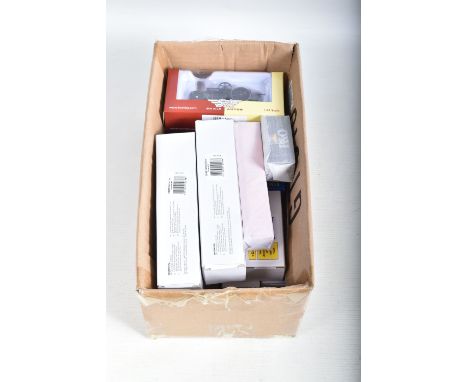 A COLLECTION OF OO GAUGE DETAILED RAILWAY ACCESSORIES, to include five boxed Oxford Diecast Ltd. containers, item no.s 76CONT