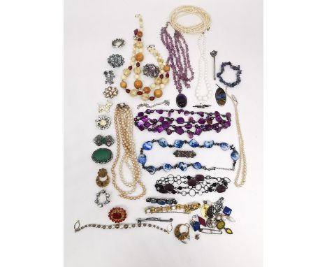 A collection of vintage jewellery, including an amethyst chips necklace with amethyst pendant, a silver and green agate brooc