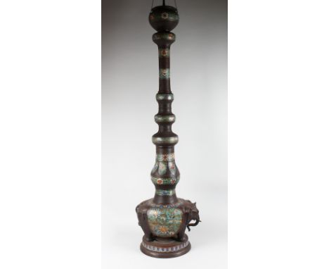 A LARGE JAPANESE STANDING CLOISSONE ENAMEL LAMP.