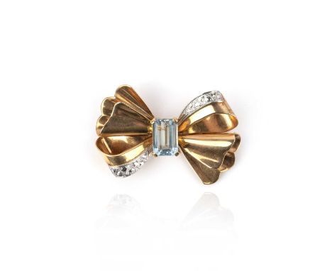 A Retro gold and aquamarine brooch, 1940s, designed as a ribbon bow, claw-set with a step-cut aquamarine, accented with white