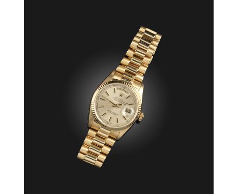 Rolex, a gentleman's gold Daydate wristwatch, the signed gold dial with date and day aperture, baton numerals and sweep secon