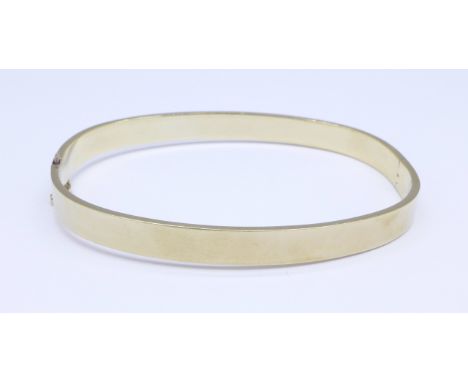 A 9ct gold bangle, 8.4g