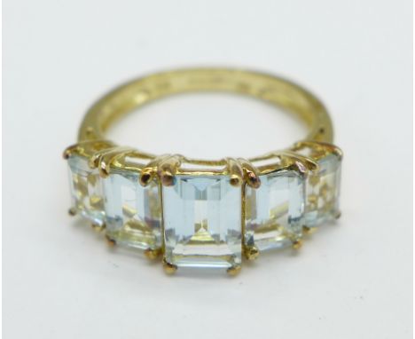 A 9ct gold and blue stone ring, 2.3g, K