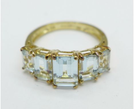 A 9ct gold and blue stone ring, 2.3g, K