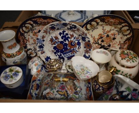 Four assorted trinket boxes including Wedgwood 'Kutani Crane' and Royal Worcester 'Florena' along with matching pin dishes, a