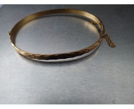 9CT YELLOW GOLD BANGLE WITH SAFETY CHAIN 7.7G