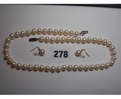 9CT GOLD SINGLE STRAND CULTURED PEARLS AND A PAIR OF YELLOW METAL SIMULATED PEARL EARRINGS 