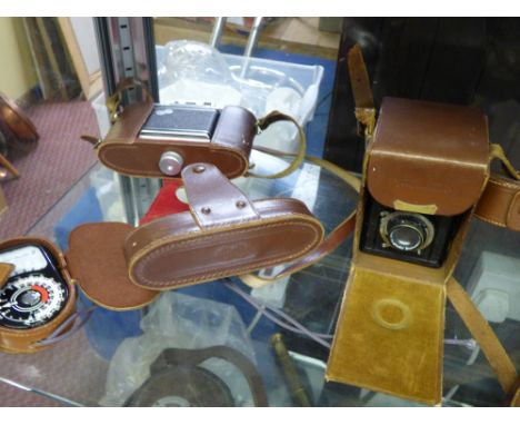 AGILUX 35MM VINTAGE CAMERA AND WESTERNMASTER EXPOSURE METER AND A VOIGHTLANDER BRILLIANT BOXED CAMERA REG NO 780566 AND LENS 