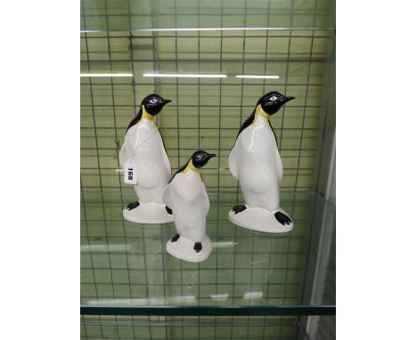 SET OF THREE POOLE POTTERY PENGUINS (TALLEST 21CM APPROX)