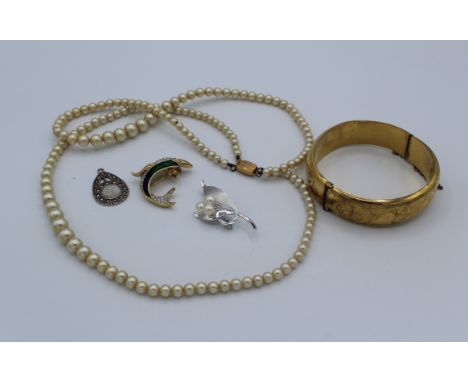 A collection of jewellery to include a 1/5th 9ct rolled gold bangle, a ciro double strand of simulated pearls with a 9ct stam