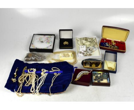 A quantity of boxed and unboxed costume jewellery to include an ornate brooch in the form of a crown, hallmarked silver ingot