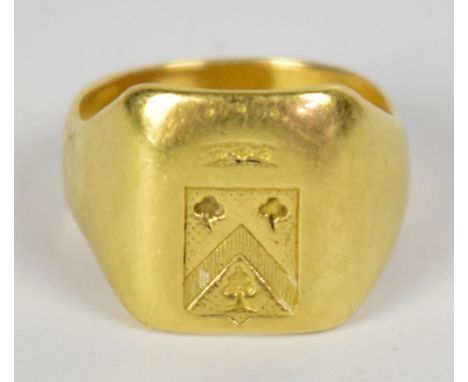 A yellow metal gentlemen's signet ring with Willems family (Belgium) coat of arms, size L, approx 8.6g.