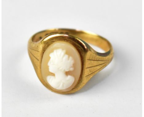 A ladies' 9ct yellow gold cameo signet ring, the oval carved shell depicting the head and shoulders of a lady, size Q, approx