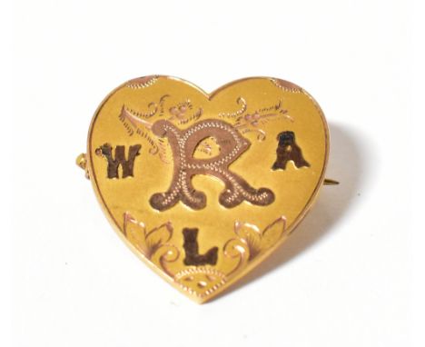 An Edwardian 9ct gold heart-shaped brooch, inscribed with initials W, R, A and L, hallmarked to reverse, width approx 2.3cm, 