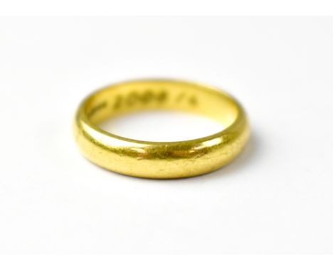A 22ct gold (916) wedding band, size K, approx 5g.