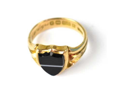 A late Victorian gentlemen's 9ct gold signet ring with banded agate shield-shaped top, size M, approx 5.3g. CONDITION REPORT: