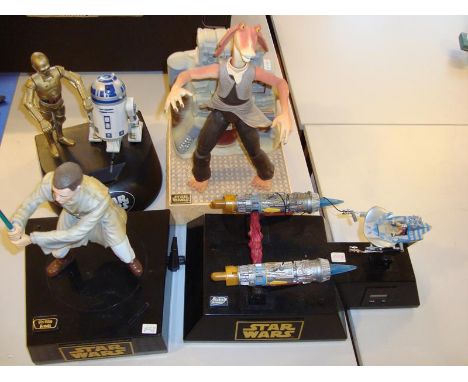 A group of Star Wars interactive banks and figures to include C3P0 and R2D2 bank, Obi Wan Kenobi bank and Jar Jar Binks danci