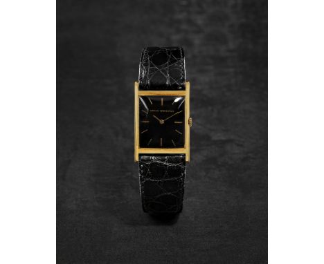 GIRARD PERREGAUX. RARE MONTRE BRACELET EN OR JAUNE 18K (750) DE FORME RECTANGULAIRE INCURVE ET CADRAN NOIR LAQUE MOUVEMENT ME
