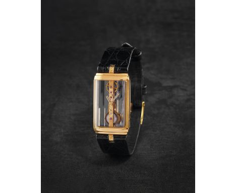 CORUM. RARE MONTRE BRACELET EN OR JAUNE 18K (750) ET VERRE SAPHIR MOUVEMENT LINEAIRE MECANIQUE SEMI-SQUELETTECORUM. AN UNUSUA