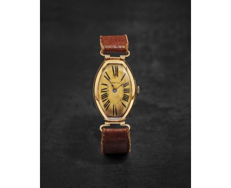 TIFFANY. FINE MONTRE BRACELET EN OR JAUNE 18K (750) DE FORME TONNEAU ET ANSES A CHARNIERES MOUVEMENT MECANIQUETIFFANY. A SMAL