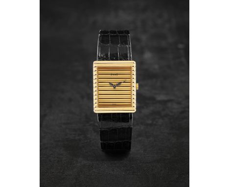 PIAGET. MONTRE BRACELET EN OR JAUNE 18K (750) DE FORME RECTANGULAIRE ET CADRAN RAINURE MOUVEMENT MECANIQUEPIAGET. AN 18K GOLD