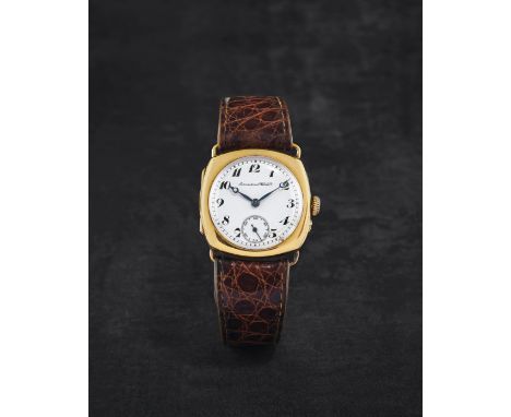 INTERNATIONAL WATCH COMPANY. ANCIENNE MONTRE BRACELET EN OR JAUNE 18K (750) DE FORME COUSSIN MOUVEMENT MECANIQUEINTERNATIONAL