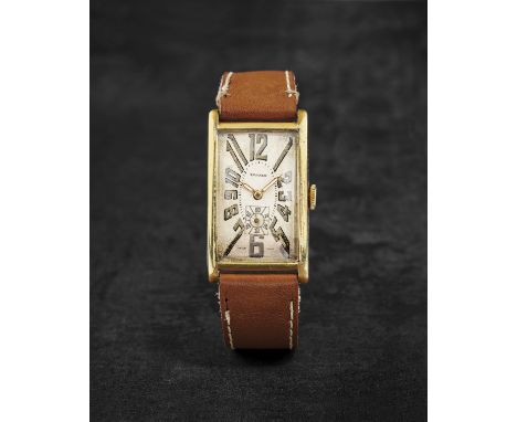 ROAMER. GRANDE MONTRE BRACELET EN METAL DORE DE FORME RECTANGULAIRE AVEC CHIFFRES SUBLIMES MOUVEMENT MECANIQUEROAMER. A LARGE