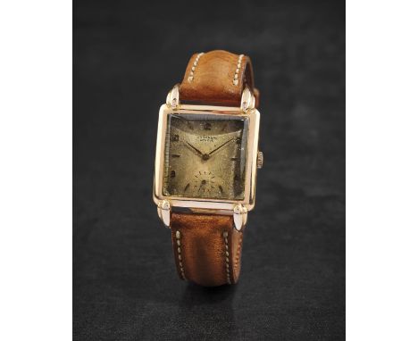 UNIVERSAL. RARE MONTRE BRACELET EN OR JAUNE 18K (750) DE FORME CARREE AVEC ANSES GOUTTE D'EAU MOUVEMENT MECANIQUEUNIVERSAL. A