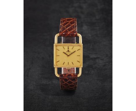 JAEGER-LECOULTRE. MONTRE BRACELET EN OR JAUNE 18K (750) DE FORME RECTANGULAIRE ET ANSES EN ETRIER MOUVEMENT MECANIQUEJAEGER-L