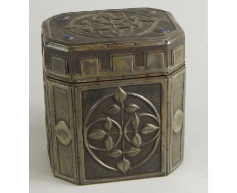 A late 19th/early 20thC Aesthetic pewter and oak tea caddy, with a castellated raised floral lid, hinging to reveal a single 