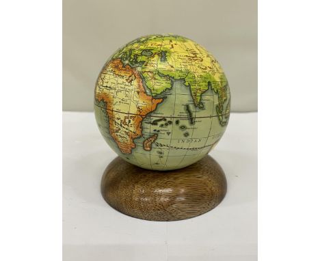 A SMALL WORLD GLOBE ON A WOODEN BASE, HEIGHT 12CM