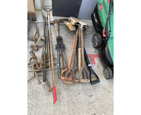 A LARGE ASSORTMENT OF GARDEN TOOLS TO INCLUDE SHOVELS, BOLT CUTTERS AND A PICK AXE ETC