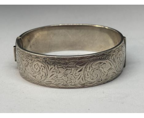 A HALLMARKED BIRMINGHAM 1961 SILVER BANGLE