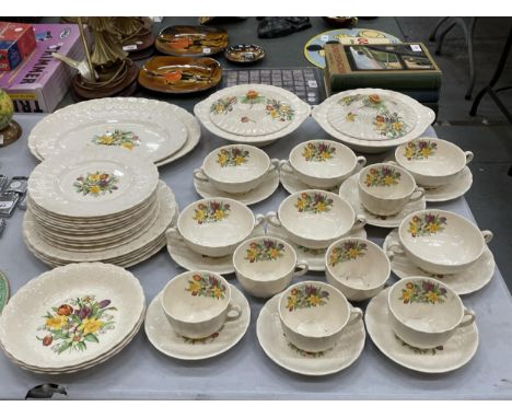 A QUANTITY OF VINTAGE SIMPSONS 'SOLIAN WARE' DINNER WARE TO INCLUDE SERVING PLATTERS TUREENS, SOUP COUPES, BOWLS, PLATES, CUP