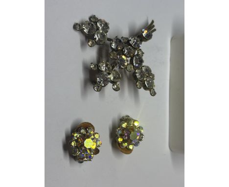 A VINTAGE CLEARSTONE BROOCH AND MATCHING EARRINGS IN A PRESENTATION BOX