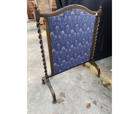 AN EARLY 20TH CENTURY OAK BARLEY TWIST FIRESCREEN