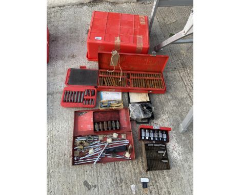 AN ASSORTMENT OF TOOLS TO INCLUDE A MITUTOYO MICROMETER AND BOLT REMOVER SETS ETC