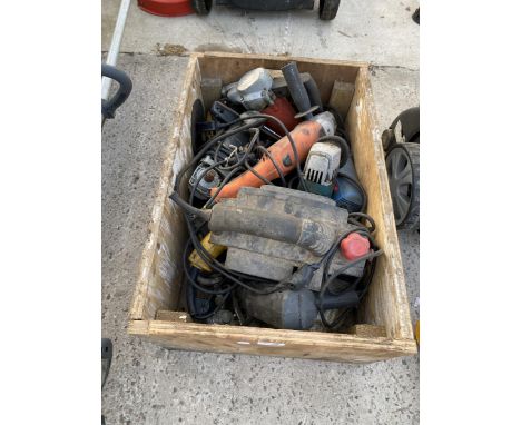 AN ASSORTMENT OF VARIOUS POWER TOOLS TO INCLUDE A WOOD PLANE, GRINDERS AND A HEAT GUN ETC