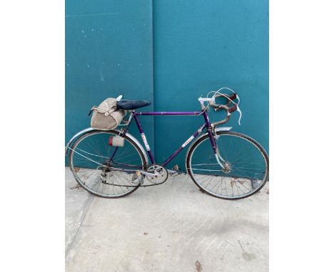 A VINTAGE GENTS FALCON BIKE WITH 5 SPEED GEAR SYSTEM