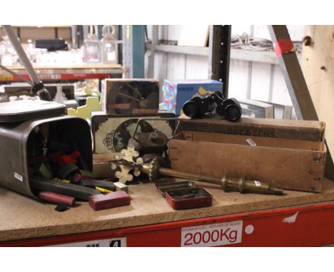 A MIXED VINTAGE LOT TO INCLUDE BINOCULARS, A SMALL LAMP, CHILDREN'S WOODEN BUILDING BLOCKS, PRE-DECIMAL COINS, ETC