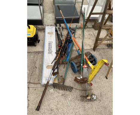 AN ASSORTMENT OF GARDEN TOOLS TO INCLUDE FORKS, RAKES AND SAWS ETC