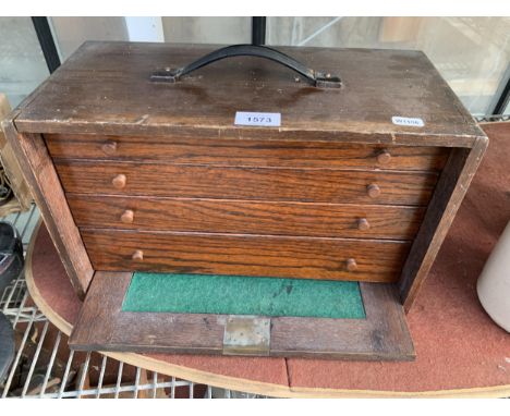 A MINIATURE FOUR DRAWER OAK ENGINEERS CHEST WITH A LARGE ASSORTMENT OF ENGINEERS TOOLS TO INCLUDE CALIPERS, TAPS AND STANDS E