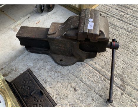 A LARGE HEAVY DUTY WODEN BENCH VICE
