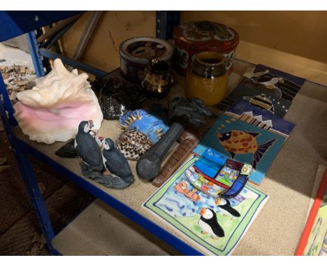 A MIXED COLLECTION TO INCLUDE DECORATIVE TILES, A CONCH SHELL, VINTAGE STYLE BISCUIT TIN, FURTHER COMMEMORATIVE TIN ETC.
