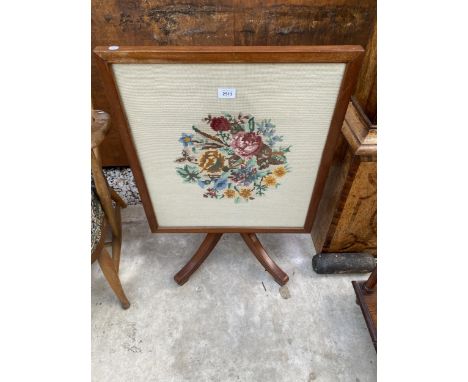 AN EDWARDIAN MAHOGANY TILT-TOP PEDESTAL TABLE/FIRESCREEN WITH INSET FLORAL WOOLWORK PANEL, 23.5" X 21.5"