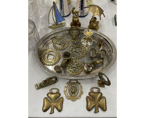 A QUANTITY OF VINTAGE BRASS ITEMS TO INCLUDE HORSE BRASSES, FIGURES, ETC