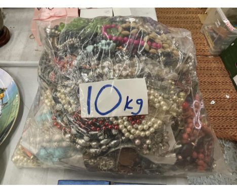 A 10 KG BAG OF MIXED VINTAGE COSTUME JEWELLERY