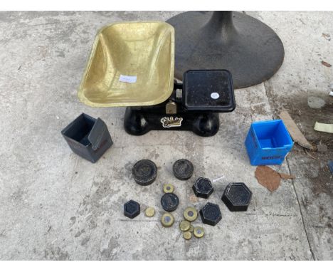 A SET OF VINTAGE BALANCE SCALES BEARING THE NAME THE QUEEN AND AN ASSORTMENT OF WEIGHTS