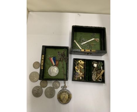 A MIXED LOT TO INCLUDE COMMEMORATIVE CROWNS, A VINTAGE POCKET WATCH, CUFFLINKS, BADGES, ETC