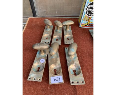 SIX VINTAGE AND DECORATIVE COPPER DOOR KNOBS WITH KEYHOLE